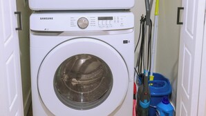 Twee gestapelde wasmachines met voorlaadfunctie in een wasserij.