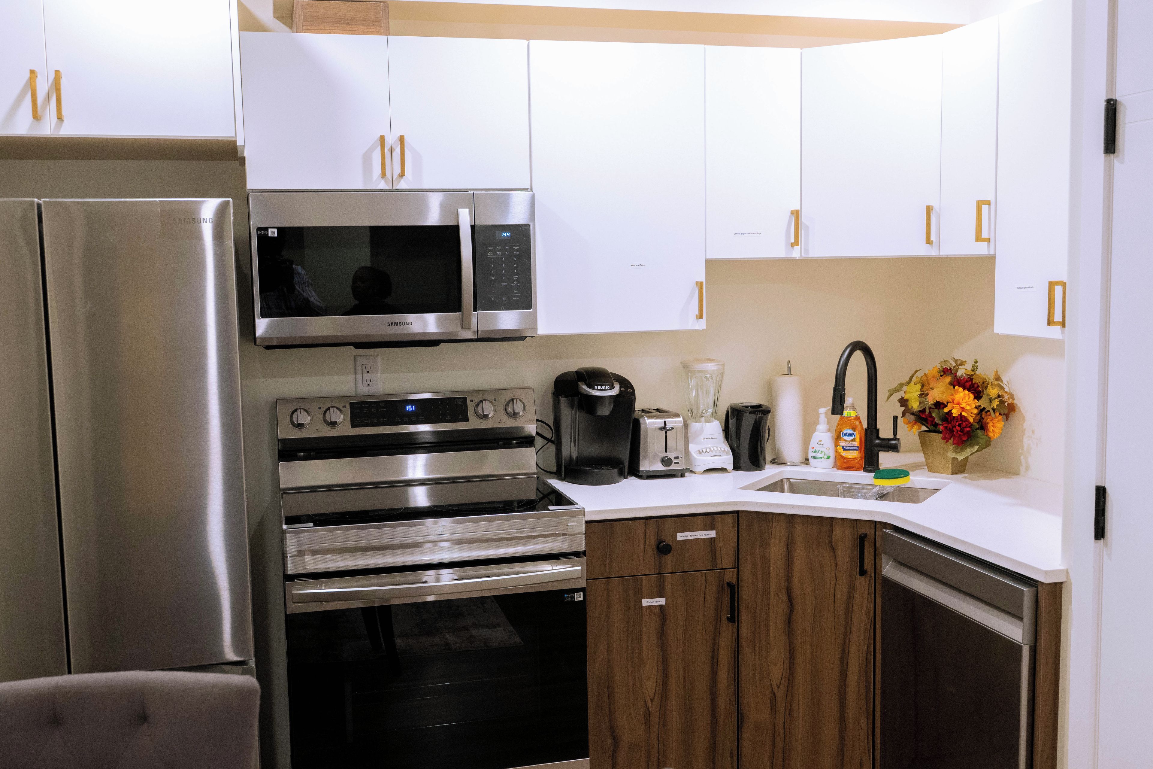 Coffee/tea maker, fridge, microwave, oven