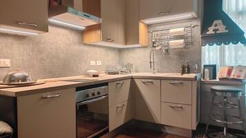 Apartment, Kitchen, City View | Private kitchen | Fridge, microwave, oven, stovetop