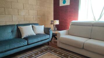 Apartment, Kitchen, City View | Living area