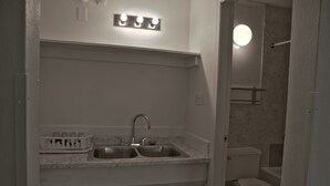 Ein Badezimmer mit Waschbecken, Toilette und Duschbereich.