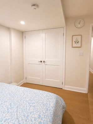 Desk, iron/ironing board, free WiFi, bed sheets - The Quiet Retreat- Apartment (Thorold)