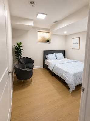 Desk, iron/ironing board, free WiFi, bed sheets - The Quiet Retreat- Apartment (Thorold)