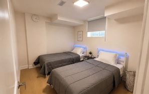 Desk, iron/ironing board, free WiFi, bed sheets - The Quiet Retreat- Apartment (Thorold)