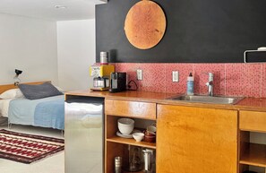 Room - Fantastic studio with AC in vibrant Los Angeles neighborhood. (Los Angeles)