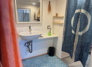 Bathroom - Fantastic studio with AC in vibrant Los Angeles neighborhood. (Los Angeles)