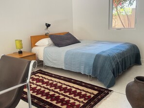 Room - Fantastic studio with AC in vibrant Los Angeles neighborhood. (Los Angeles)