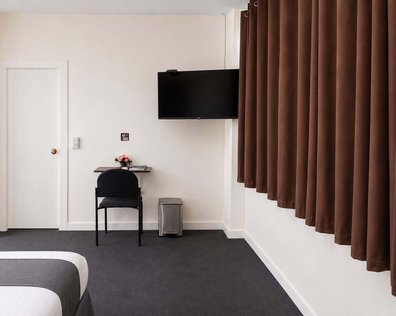 Deluxe Suite, Mountain View | Desk, laptop workspace, free WiFi, bed sheets