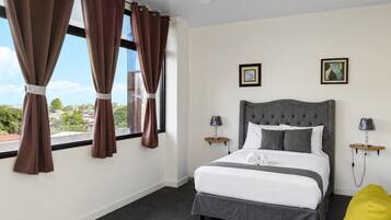 Suite Deluxe, vista a la montaña | Escritorio, espacio para trabajar con laptop y wifi gratis