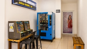Ein Spielbereich mit Spielautomaten, einem Getränkeautomaten und einem WLAN-Schild.