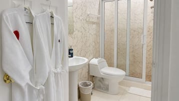 Suíte luxo, vista para a montanha | Banheiro | Chuveiro, toalhas de banho, sabonete, shampoo