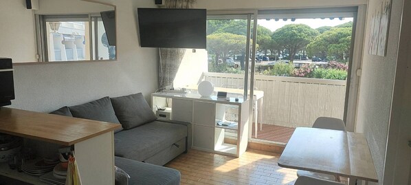 Living area - Vrbo Property (Le Grau-du-Roi)