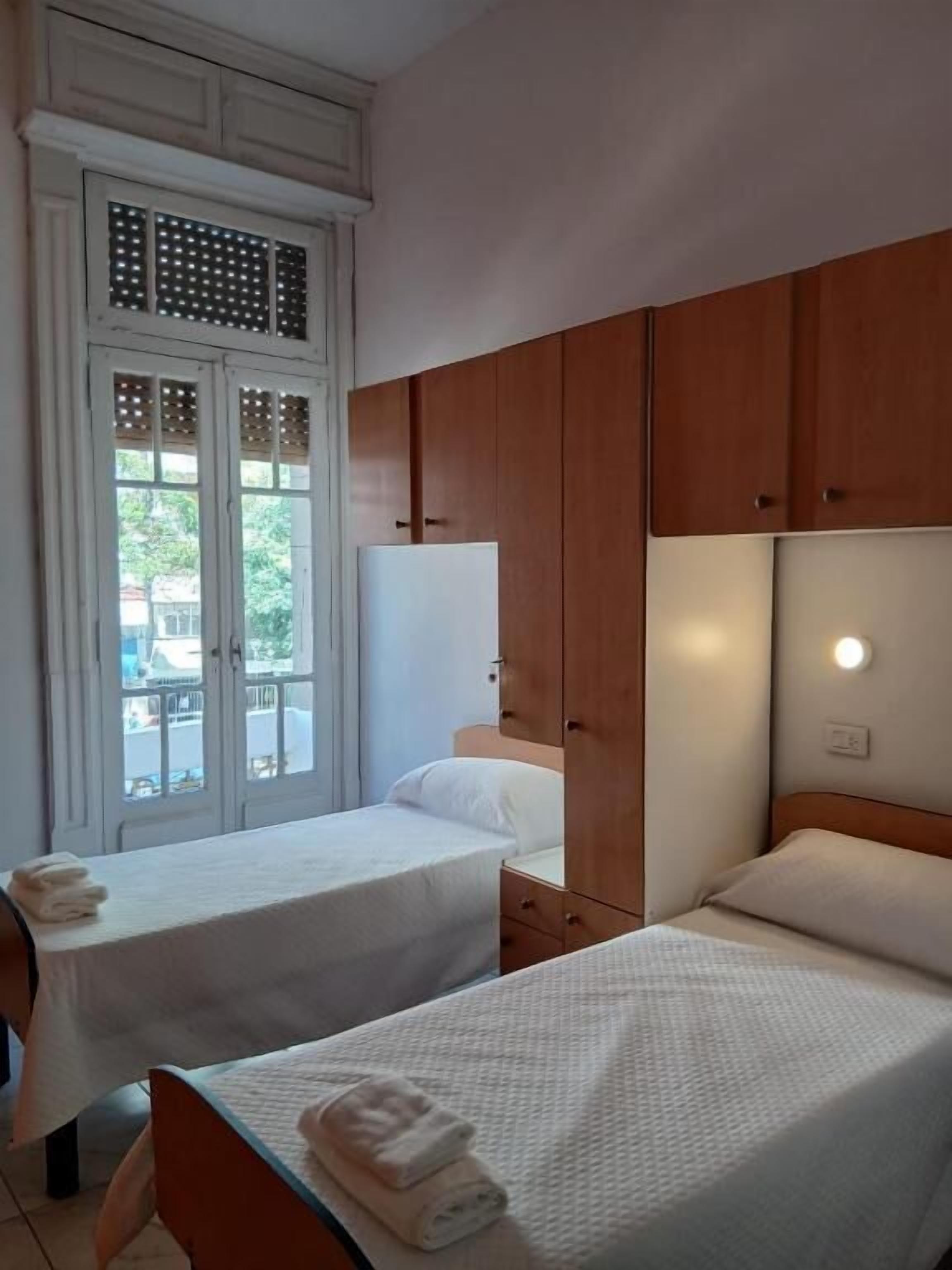 Habitación clásica con 2 camas individuales, balcón, vista a la ciudad | Wifi gratis 