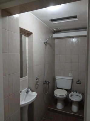 Regadera, toallas, papel de baño 