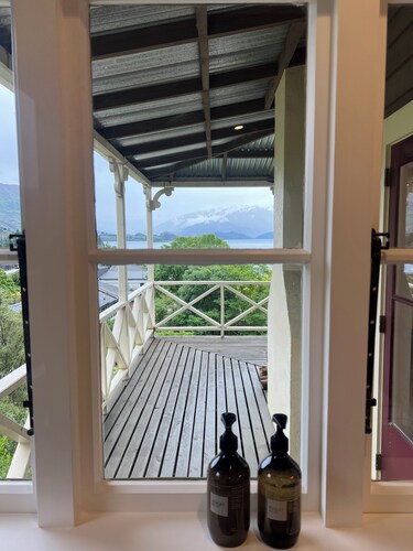 The Gingerbread Chalet: Huge Lake Wanaka views
