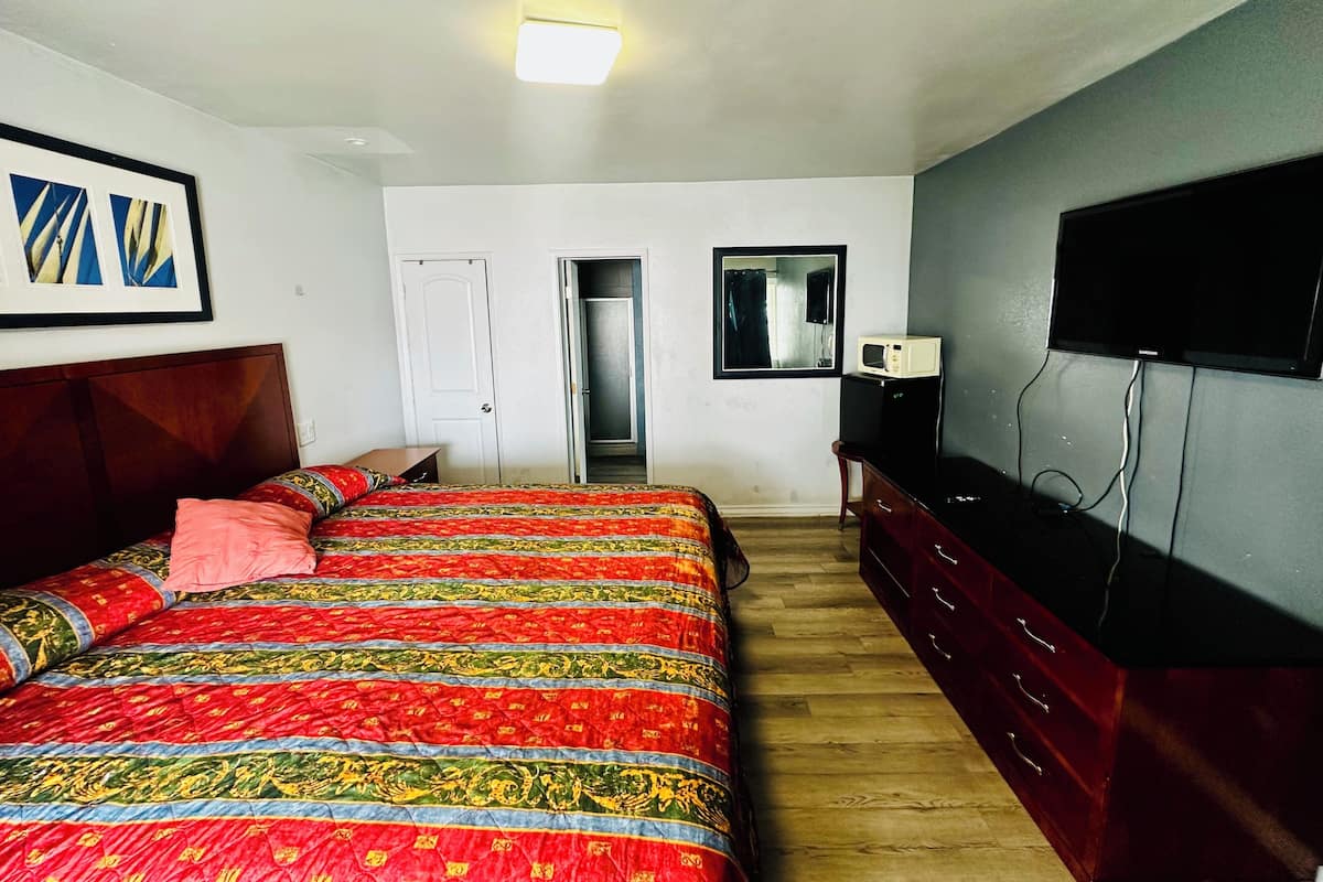 Deluxe Suite, Patio, Garden View | Laptop workspace, free WiFi