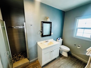 Deluxe Suite, Patio, Garden View | Bathroom | Shower, free toiletries, towels, soap - San Clemente Surf Inn (San Clemente)