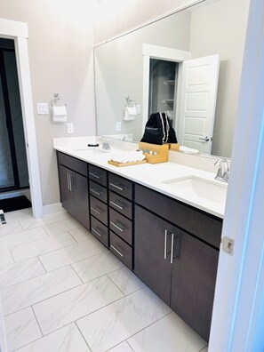 Hair dryer, towels, soap, toilet paper - Best Location! Downtown SA Home! (San Antonio)