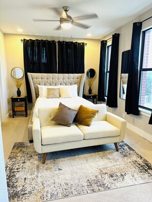 3 bedrooms, iron/ironing board, WiFi, bed sheets - Best Location! Downtown SA Home! (San Antonio)