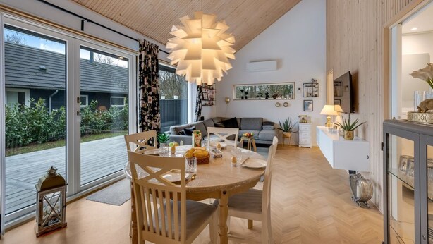 Ein modernes Interieur mit Essbereich, Wohnzimmer und Küche.