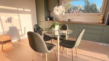 Apartamento Deluxe, piscina privada, vistas al jardín | Restauración