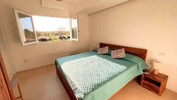 Apartamento Deluxe, piscina privada, vistas al jardín | Tabla de planchar con plancha y wifi gratis