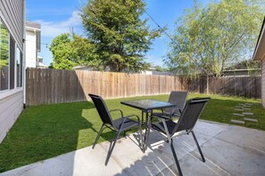 Outdoor dining - Chic Contemporary Home w/ Park + Garage/Pets ok (Conroe)