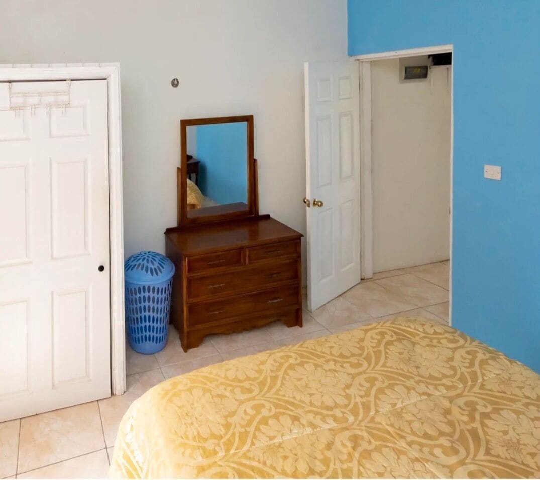 2 bedrooms, desk, iron/ironing board, WiFi (free)