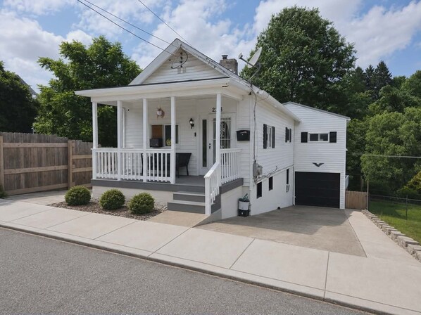 Exterior - Pittsburgh Fan Favorite (Homestead)