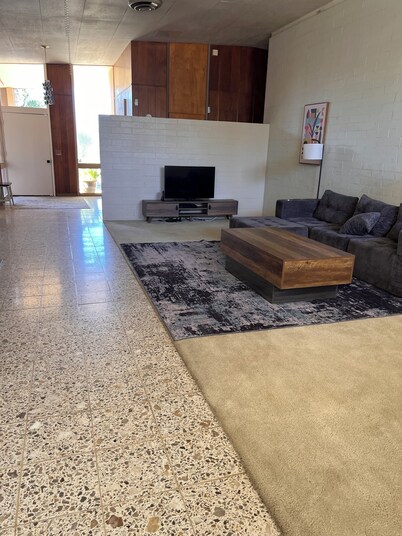 6,000 Sq Ft Country Home with Large Swimming Pool — Private Hideaway