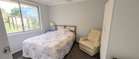 Een strijkplank/strijkijzer, gratis wifi, beddengoed