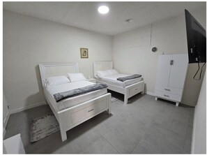 2 makuuhuonetta, tallelokero huoneessa, silitysrauta/-lauta