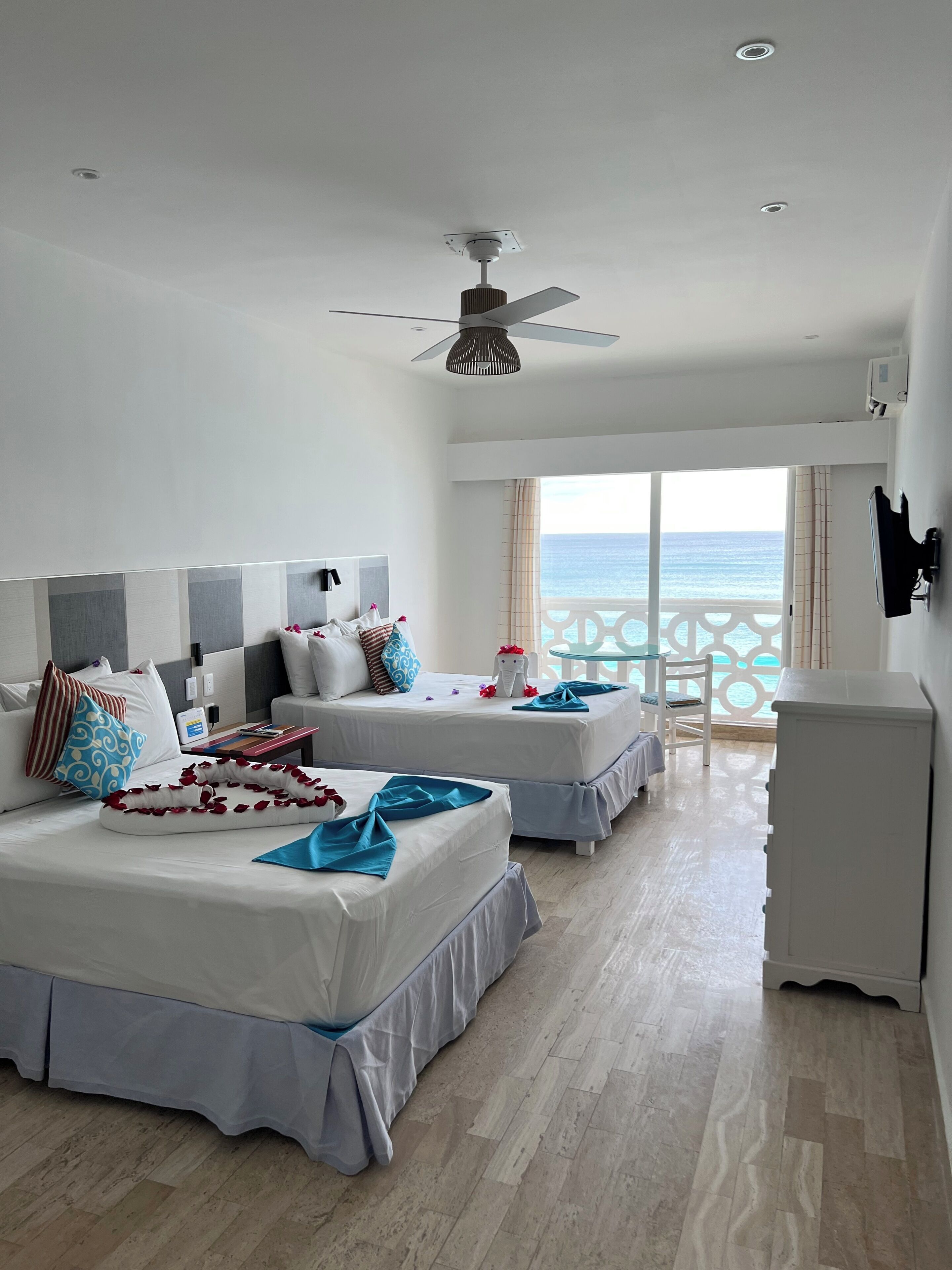 Suite estudio Deluxe, vistas al mar | Ropa de cama de alta calidad, colchones viscoelásticos, caja fuerte