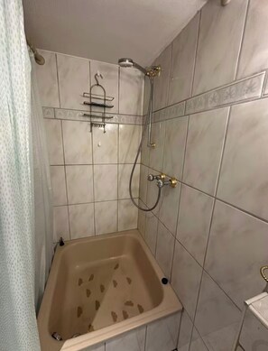 Bathroom - Vrbo Property (Düsseldorf)