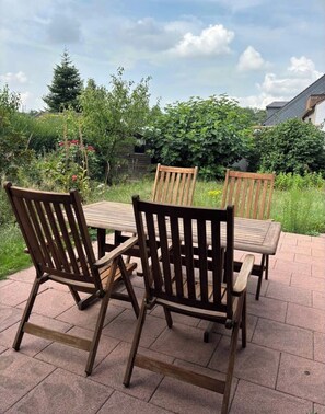 Outdoor dining - Vrbo Property (Düsseldorf)