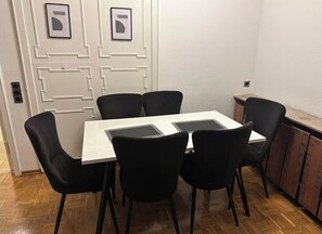 Dining - Vrbo Property (Düsseldorf)
