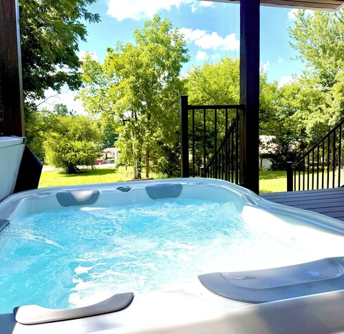 Bungalow with Hot Tub in Birch Tree