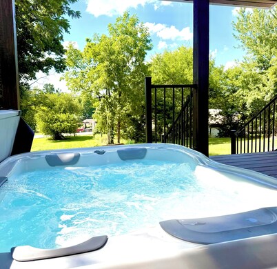 Bungalow with Hot Tub in Birch Tree
