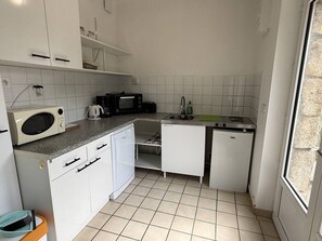 Eine kleine Küche mit Mikrowelle, Toaster, Spüle und Geschirrspüler.