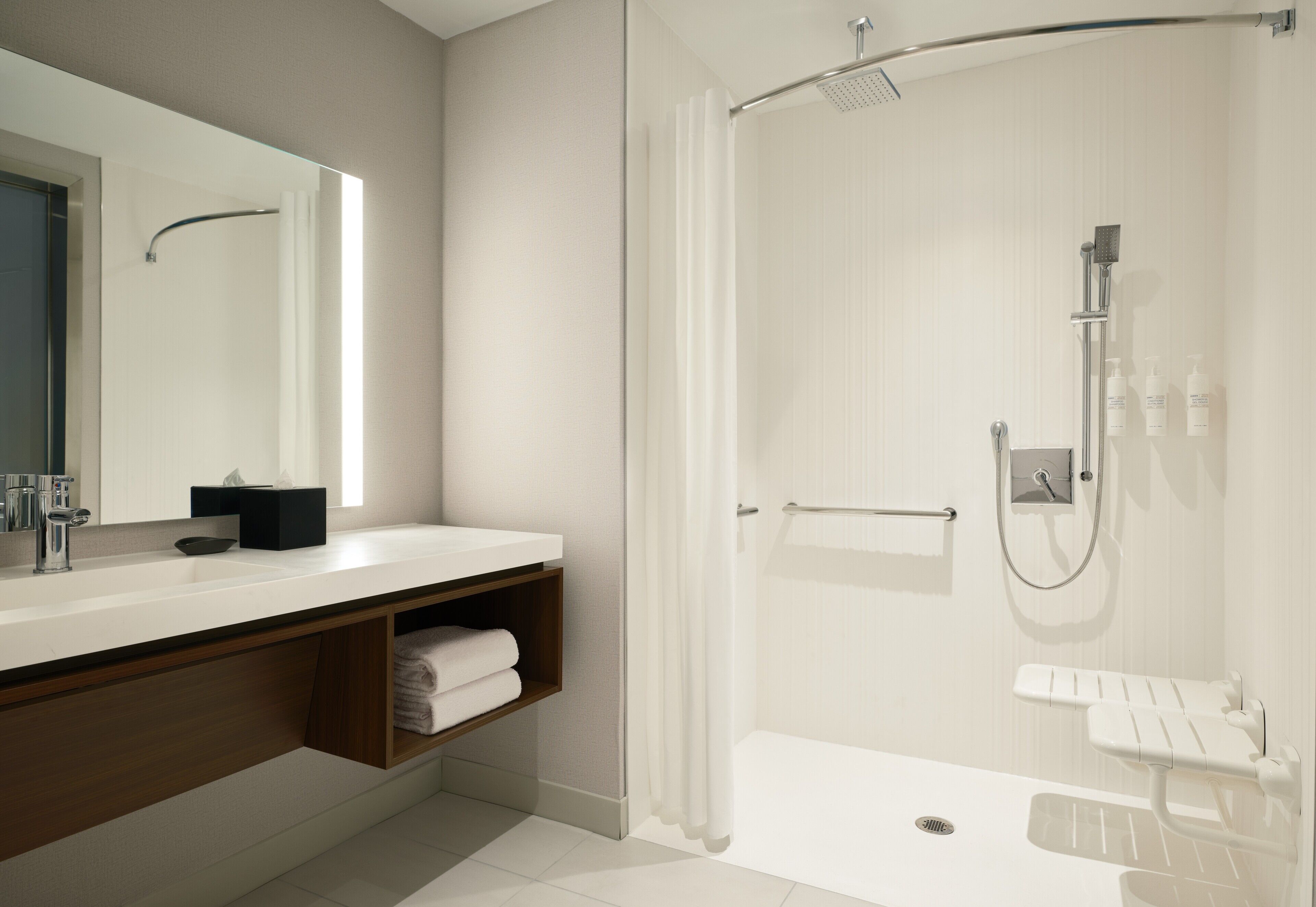 Articles de toilette gratuits, sèche-cheveux, serviettes fournies, savon