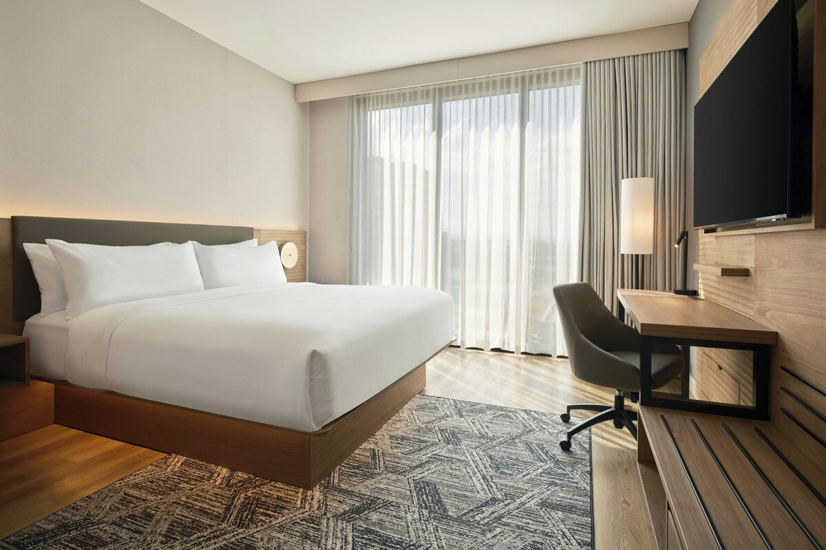 Hypo-allergenic bedding available, in-room safe, laptop workspace