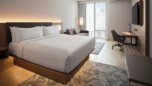 Habitación, 1 cama de matrimonio grande con sofá cama | Ropa de cama hipoalergénica y caja fuerte