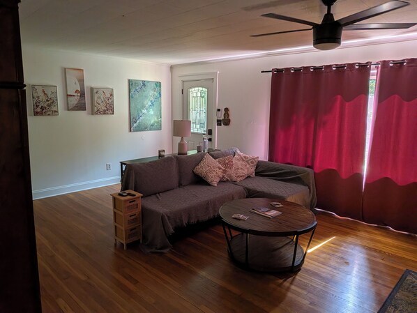 Living area - 3BR Decatur Home - Avondale Train to Stadium/Downtown (Decatur)
