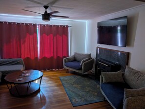 Living area - 3BR Decatur Home - Avondale Train to Stadium/Downtown (Decatur)