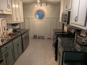 Private kitchen - 3BR Decatur Home - Avondale Train to Stadium/Downtown (Decatur)
