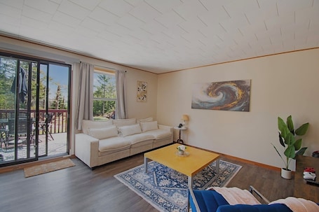 Living area. Waterfront Cottage | 3BR | Pet Friendly