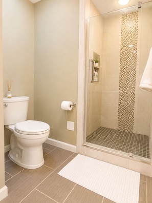 Shower, hair dryer, towels, soap - The Anchorage Sweet Spot w/ Cinema, Gym and Deck (Anchorage)