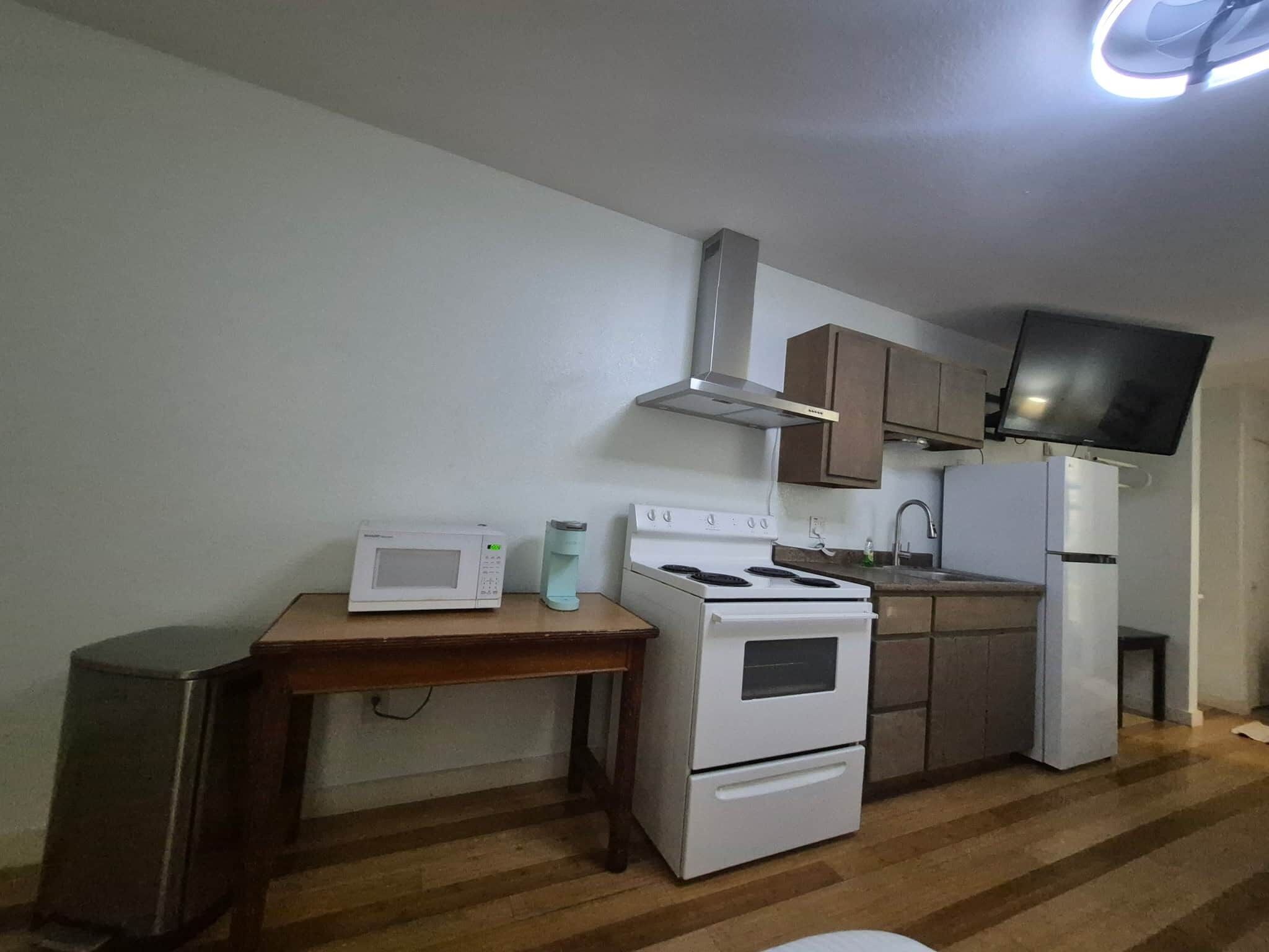 Fridge, stovetop