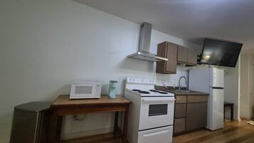 Fridge, stovetop