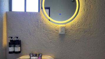 Kamar Double Comfort | Kamar mandi | Shower, handuk, sabun, dan sampo